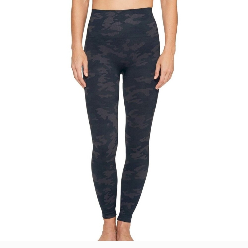 NWT SPANX Seamless Leggings Black Camo